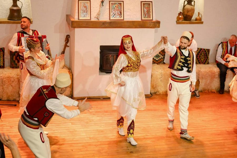 Tirana: Albanian Night Cultural Dance & Music Experience, Tirana