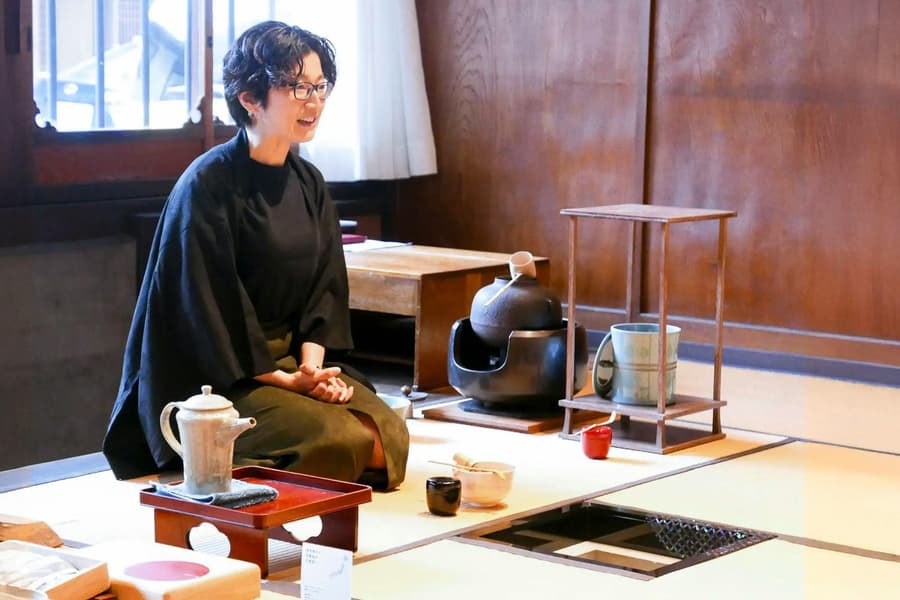 Kyoto Karasuma Area: Make-Your-Own Matcha Tea with a Tea Master in a Traditional Townhouse, Kyoto