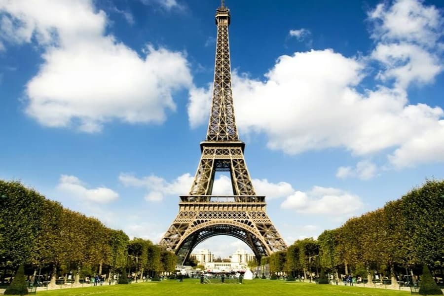 Paris: Guided Tour from London + Eiffel Tower Lunch + Seine River Cruise, London