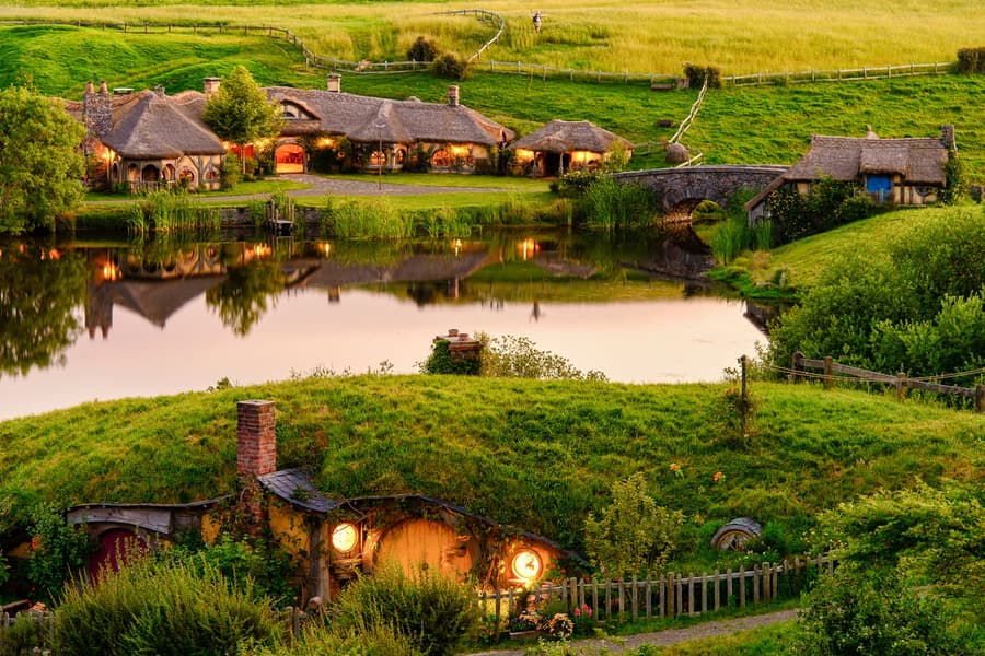 From Auckland: Hobbiton Movie Set, Wai-O-Tapu, & Rotorua Small Group Guided Tour, Auckland