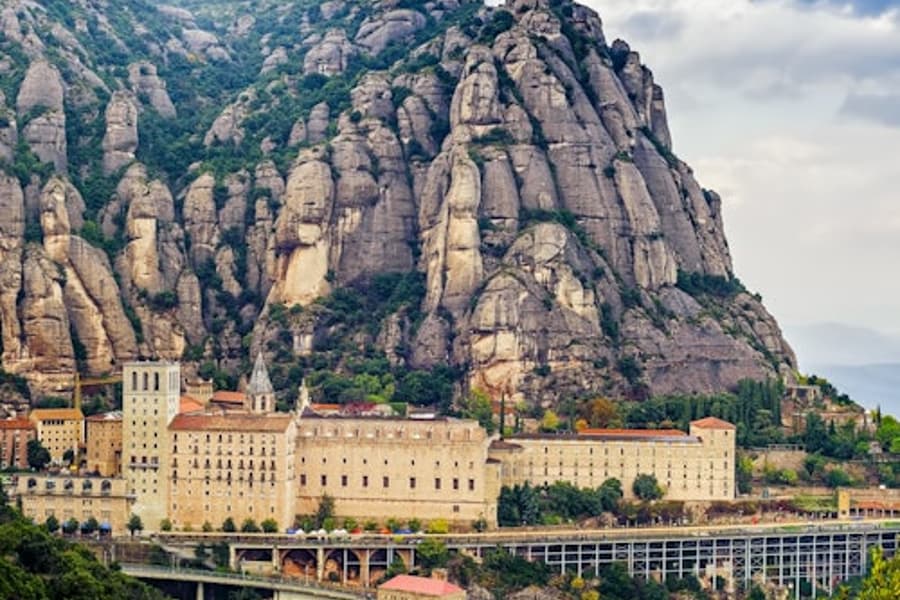 کارت کوه مونتسرات: قطار از بارسلونا + راه‌آهن دندانه‌دار + مورنتا + گروه کر, at Montserrat Day Trips From Barcelona, Monistrol De Montserrat