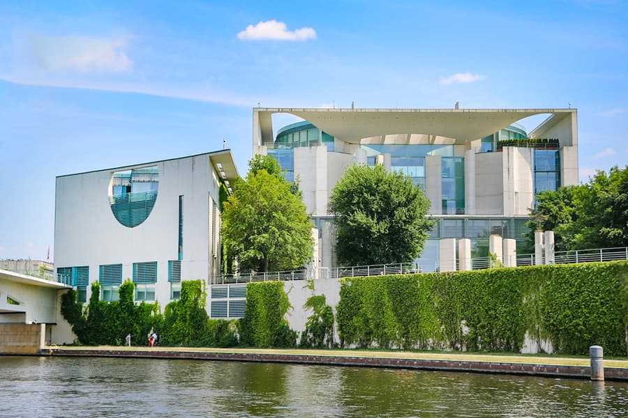 Bajo los Puentes: Tour en barco de 3,25 horas por el río Spree y el Landwehrkanal, at Anlegestelle Jannowitzbrücke, Berlin