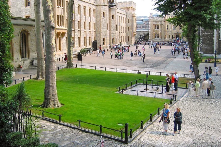 Tower of London Tickets with Access to the Crown Jewels and Beefeater Meet & Greet at Tower of London