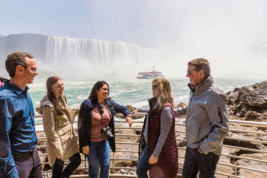 تور دیدنی روز و شب نیمه خصوصی آبشار نیاگارا (کانادا) همراه با کشتی و شام, Niagara Falls