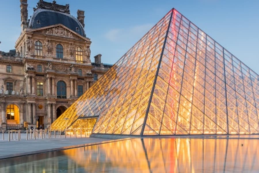 Paris: Small Group Tour from London + Seine River Cruise tickets at Paris Day Trips From London