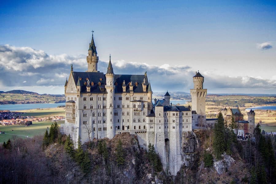Premium Guided Tour of Neuschwanstein Castle & Linderhof Palace with Transfers from Munich & Admission Tickets, Munich