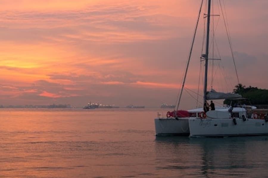 Singapore: Cruise from Sentosa with Paddle Boarding or Kayaking