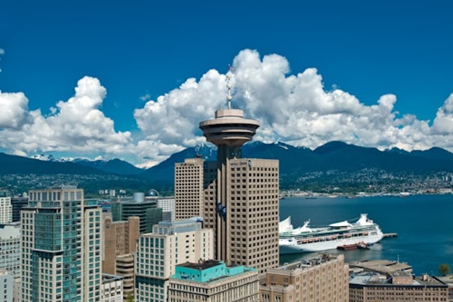 Vancouver: City Highlights Tour + Vancouver Lookout & Capilano Suspension Bridge