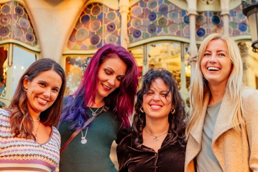 Barcelona: Professional Photoshoot at Casa Batlló & Casa Milà