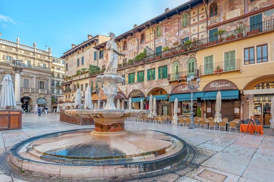 Verona sétatúra az Aréna sorban állás nélküli jegyekkel, at Via Teatro Ristori, 7,, Verona