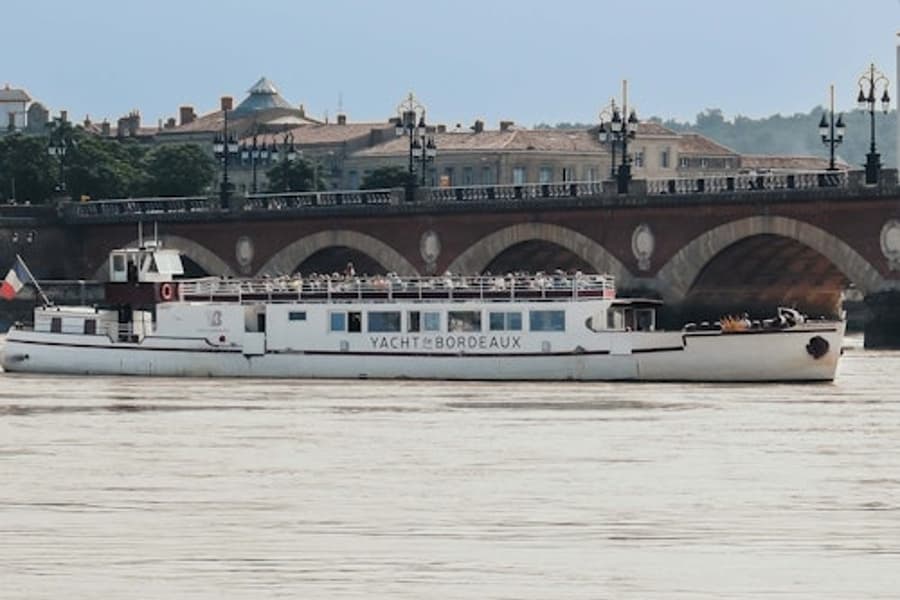 Bordeaux: Guided Cruise on the Garonne with a Drink and a Canelé, Bordeaux