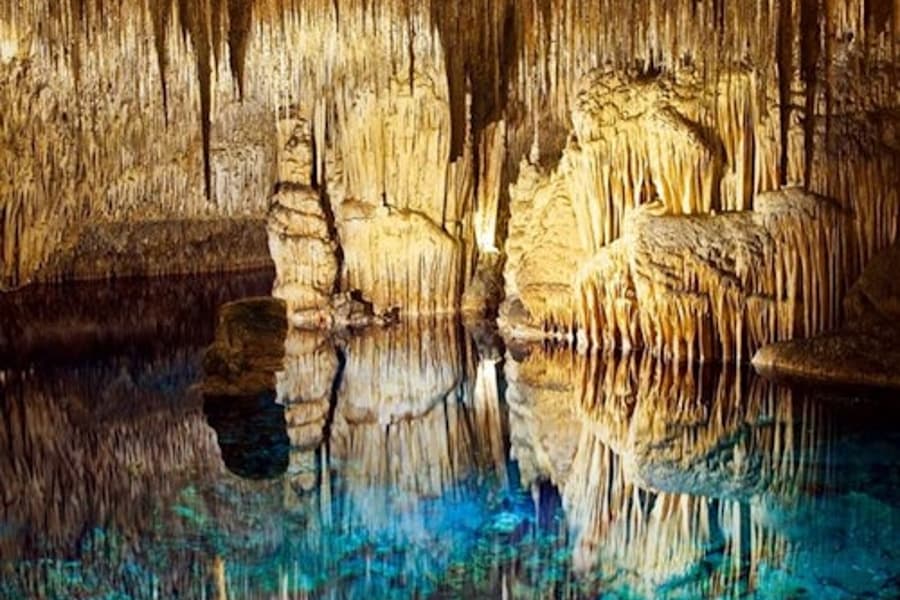 Mallorca: Halbtägiger Busausflug zu den Drachenhöhlen & Porto Cristo, at Caves of Drach, Porto Cristo