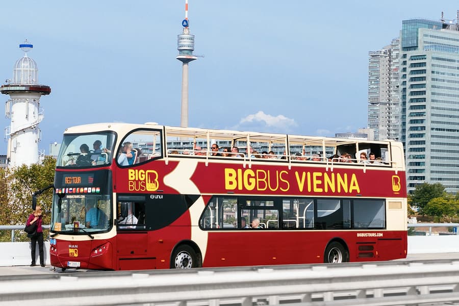 Yhdistelmä: Wien Hop-on Hop-off -bussikierros + Liput Schönbrunnin palatsiin ja Belvederen palatsiin, Vienna