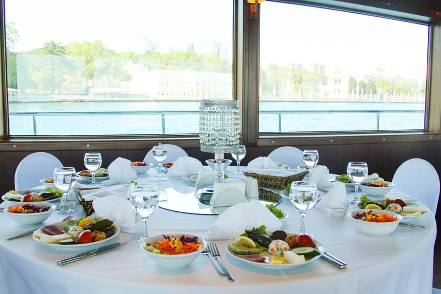 Crociera con Pranzo di 2 Portate sul Bosforo e Mar Nero con Opportunità di Nuoto, Istanbul