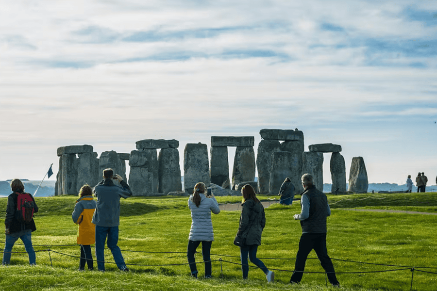 Excursion d'une journée à Stonehenge, au château de Windsor, à Bath et aux thermes romains, at Victoria Coach Station, London