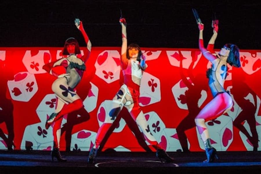پاریس جنگلی: نمایش + تجربه پشت صحنه, at Crazy Horse Paris, Paris