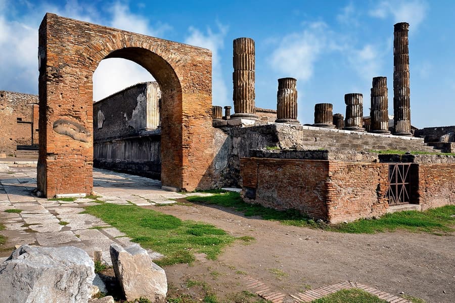 Pompeii Skip-the-Line Guided Tour with an Archaeologist, Pompeii and Naples