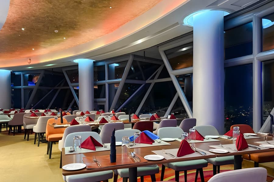 بوفه شام در رستوران گردان اوربیت در برج KL, at ORBIT Restaurant KL Tower, Kuala Lumpur