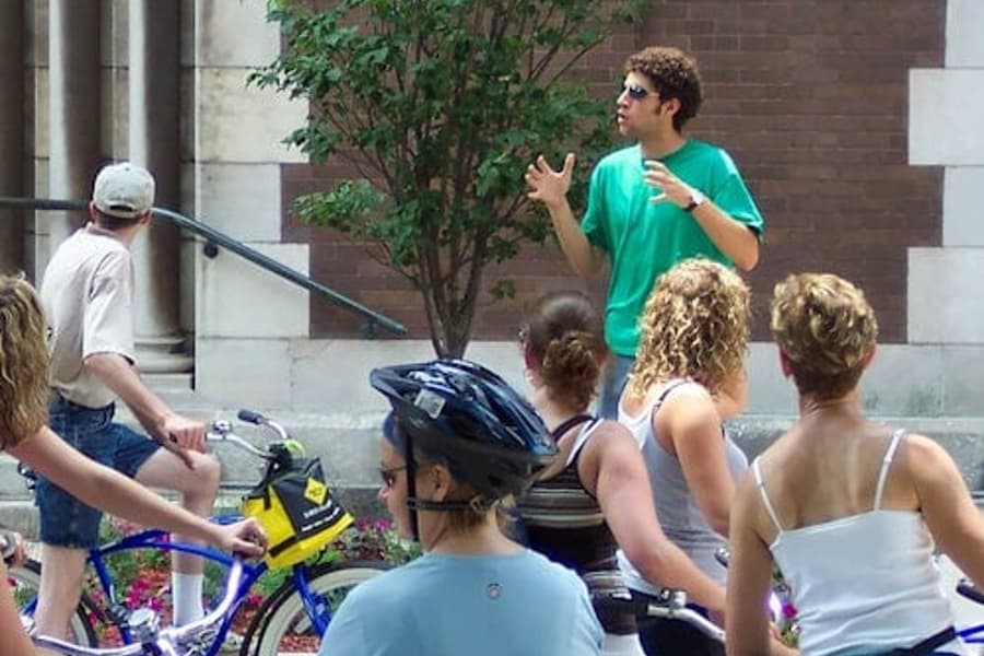 Chicago: Tour en bicicleta de plats emblemàtics, at Chicago Food Tours, Chicago