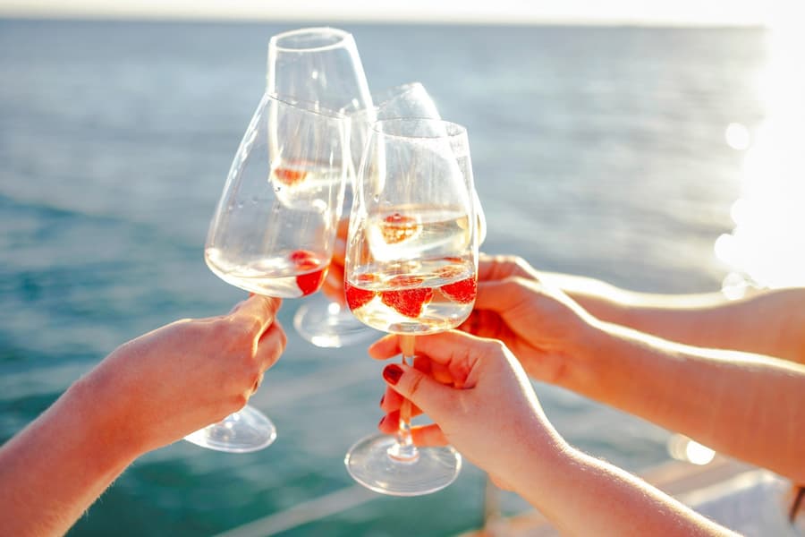 From Athens: Catamaran Cruise Along Athens Riveria with Lunch and Wine, at Dia Noche