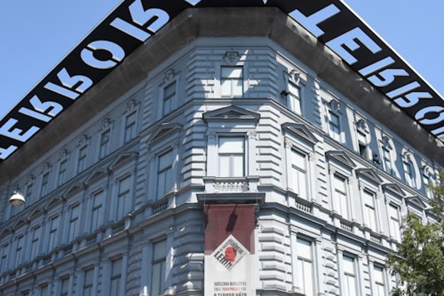 موزه خانه وحشت: تور متولد تحت ستاره سرخ, at House of Terror Museum, Budapest
