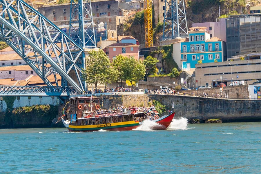 Crucero por el Río Duero sobre los 6 puentes en Oporto desde Cais da Ribeira, at Cais da Ribeira do Porto, Porto