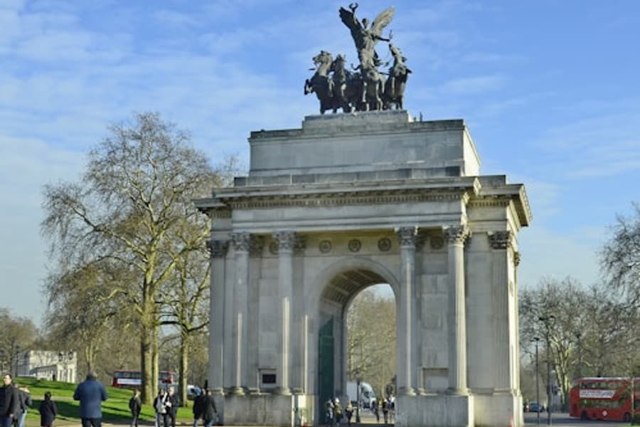 Buckingham Palace: Royal History Semi Private Guided Tour + Entry Ticket, at Buckingham Palace