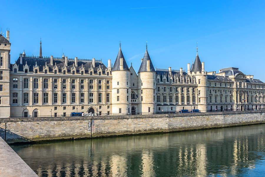 西堤島導覽 tour，包含聖禮拜堂門票, at Equestrian Statue of Henri IV, Paris