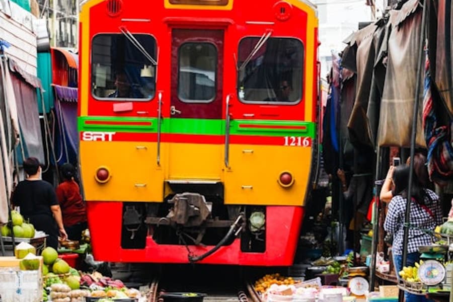 Tour guiado por el Mercado de las vías del tren de Maeklong y el Mercado Flotante de Damnoen Saduak: Paseo en tren y en barco, Ratchaburi