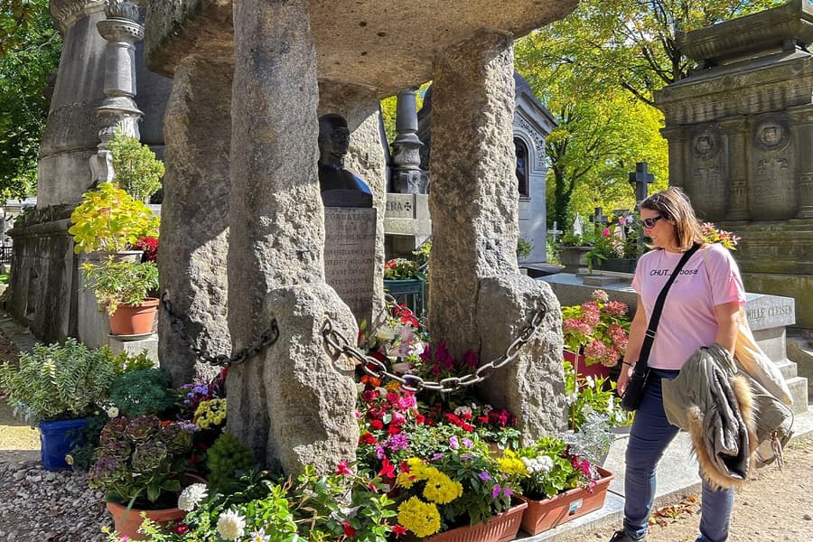 Guided Tour of Père Lachaise Cemetery’s Famous Graves, at Alexandre Dumas Metro Station