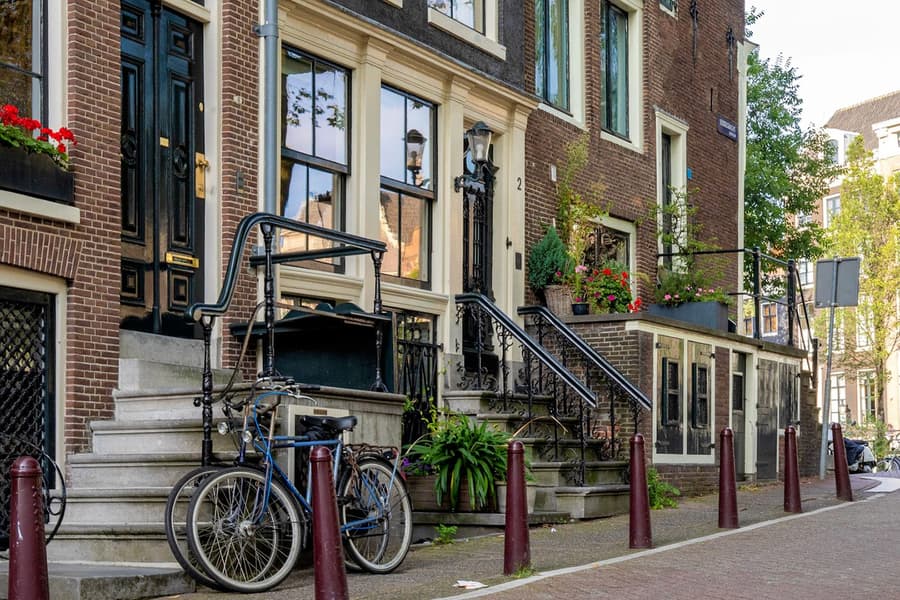 Amsterdam Cultural & Historical Walking Tour in German or English, at National Monument