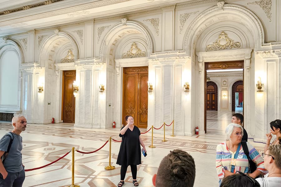 Guidad tur i Bucharests parlamentspalats med biljetter utan kö, at Palace of Parliament, Bucharest