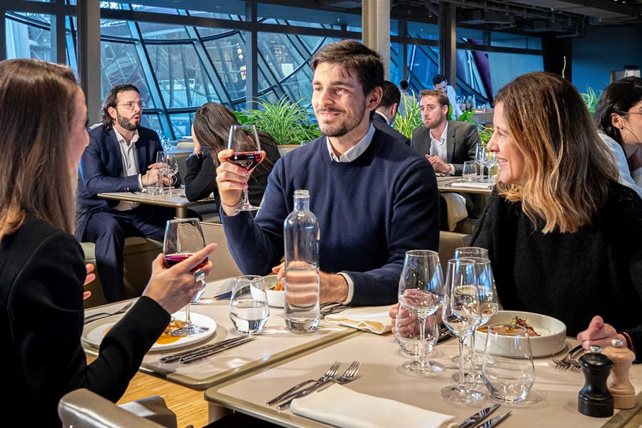 From London: Luxury Escorted Paris Day Trip with Lunch on the Eiffel Tower, London