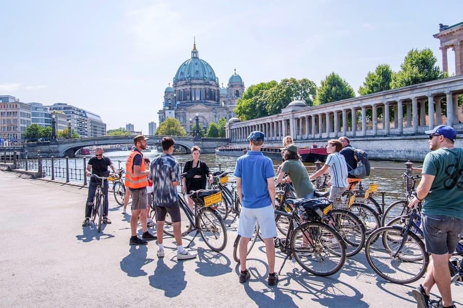 Tour en bicicleta amb guia de 3,5 hores pels millors atractius de Berlín, Berlin