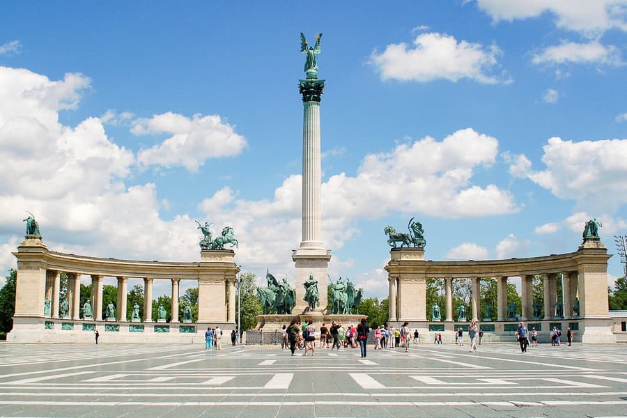 Budapest all in 1: 3-Hour Guided Bus Tour & 1-Hour Danube River Cruise, at EUrama Office