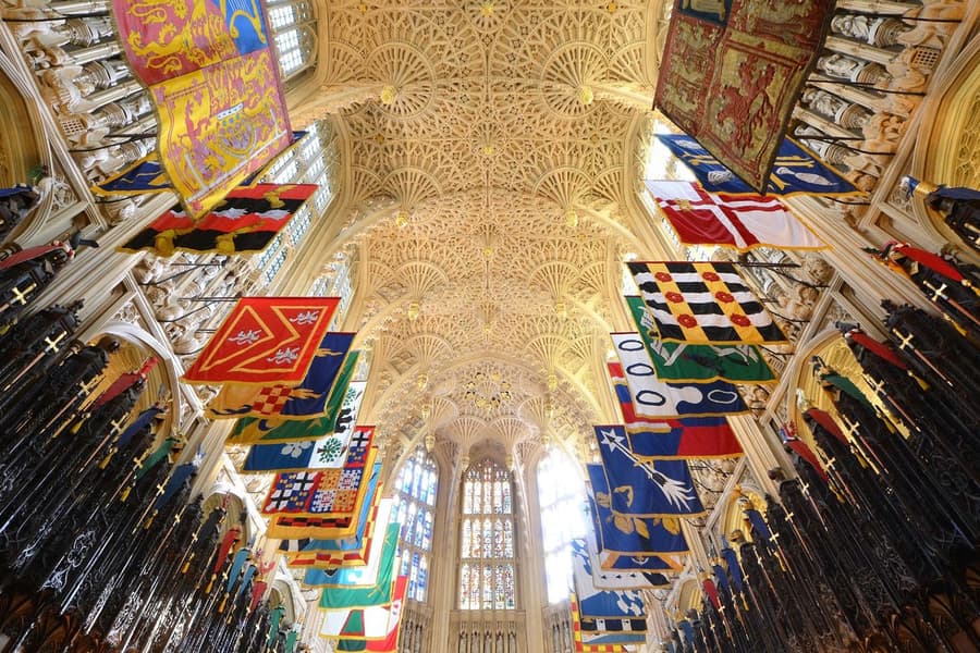 Guided Bus Tour of Royal London & Westminster Abbey Visit with Afternoon Tea tickets at Victoria Coach Station
