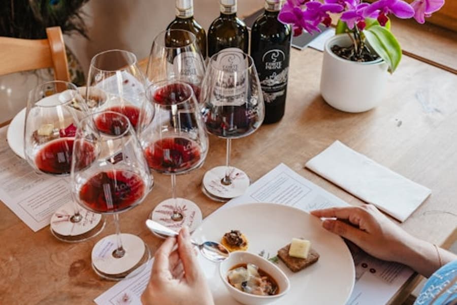 Corte Pavone ワイナリー エステート:モンタルチーノ ワインテイスティング + グルメな軽食, at Corte Pavone Winery Estate, Montalcino