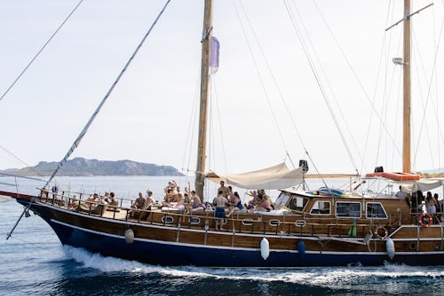 Atenrivieran: Halvdagskryssning med Lunch, Drycker & Badstopp, at Athens Boat Trips & Cruises, Piraeus