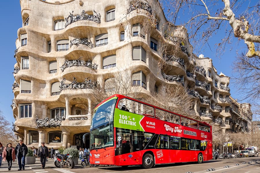 Обиколка на Барселона: автобусен тур Hop-on Hop-off с круиз с еко катамаран, Barcelona