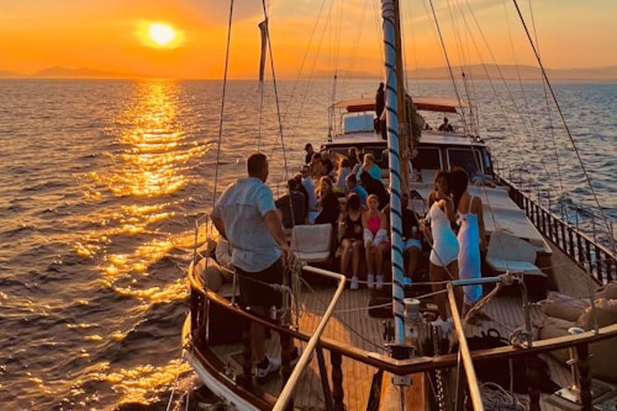 Aten: Rivierasolnedgångsfest båt med drycker och snacks, at Athens Boat Trips & Cruises, Piraeus