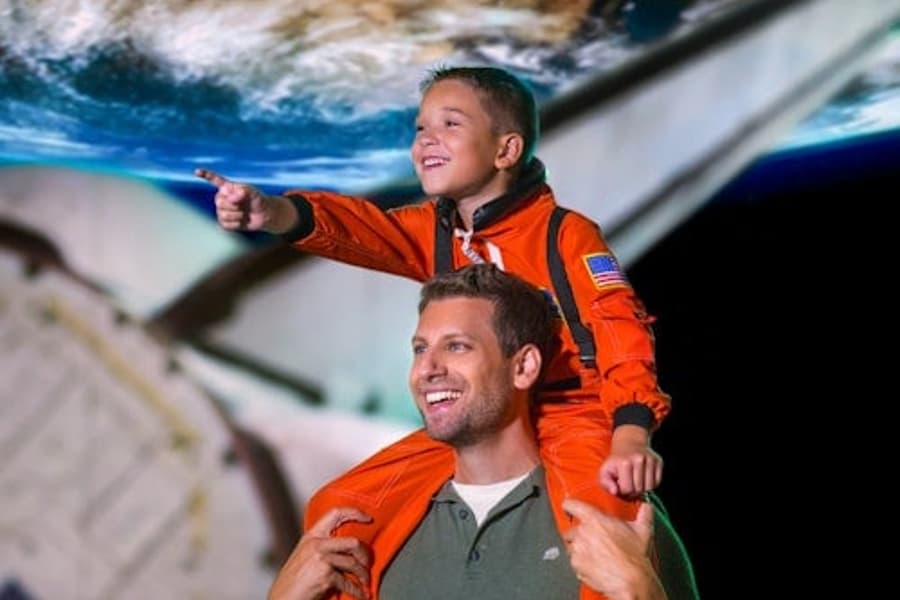 مجتمع بازدید کنندگان مرکز فضایی کندی ناسا: تجربه آموزش فضانوردی, at Kennedy Space Center Visitor Complex, Merritt Island