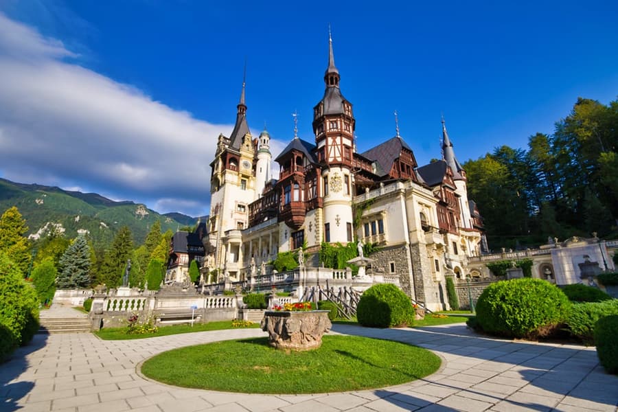 Gå förbi kön: Guidad tur till Bran Castle, Peles Castle & Rasnov-fästningen, at You will be picked up by our representative from your hotel., Bucharest