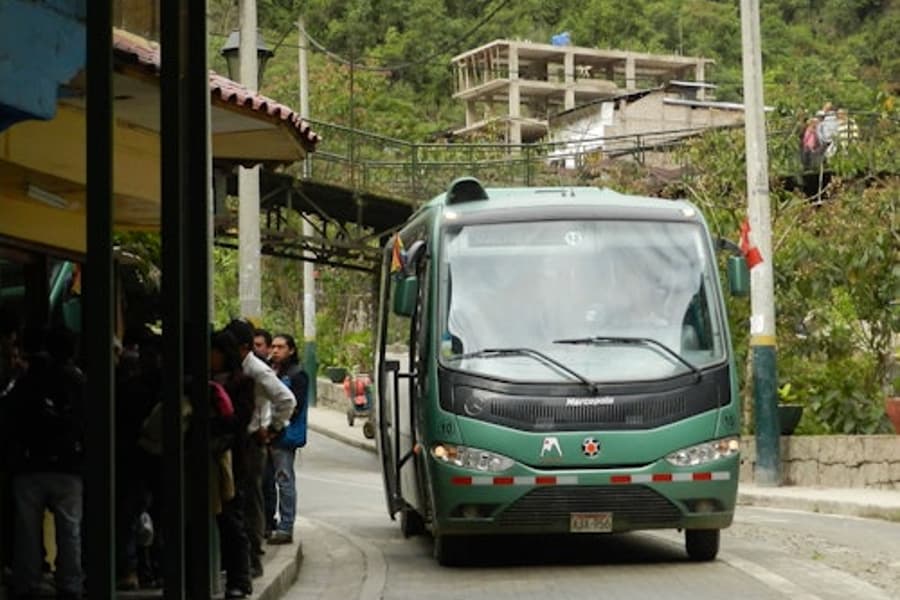 माचू पिच्चू: अगुआस कालेन्टेस से बस, at Machu Picchu, Aguas Calientes