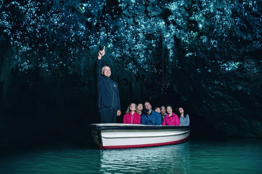 From Auckland: Hobbiton Movie Set & Waitomo Glowworms Caves Guided Tour, Auckland