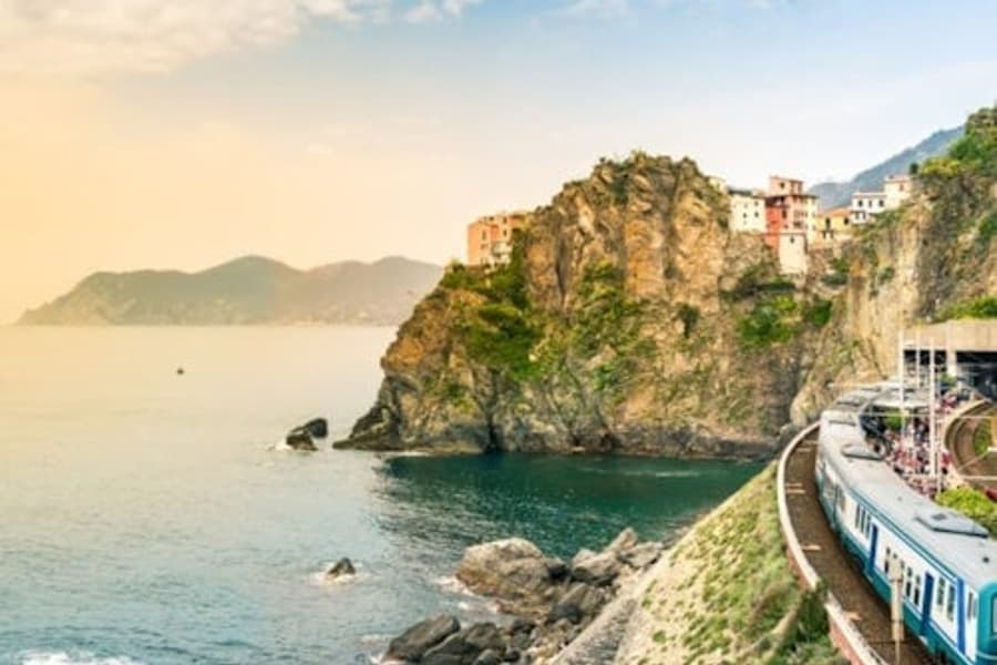 Cinque Terre Express: Tren desde/hacia La Spezia y Riomaggiore, at Cinque Terre Transfers, Manarola