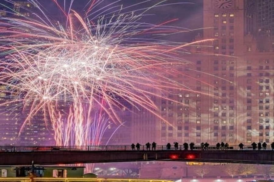 Chicago: Fireworks Cruise with River or Lake Viewing Options