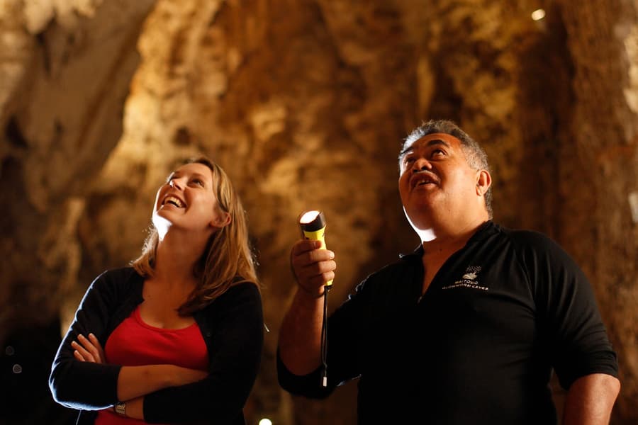 جولة إرشادية في كهوف ويتومو اليراعية, at Waitomo Caves, Waitomo