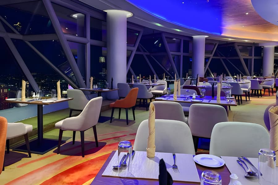 بوفه چای عصرانه در رستوران گردان ORBIT در برج KL, at ORBIT Restaurant KL Tower, Kuala Lumpur