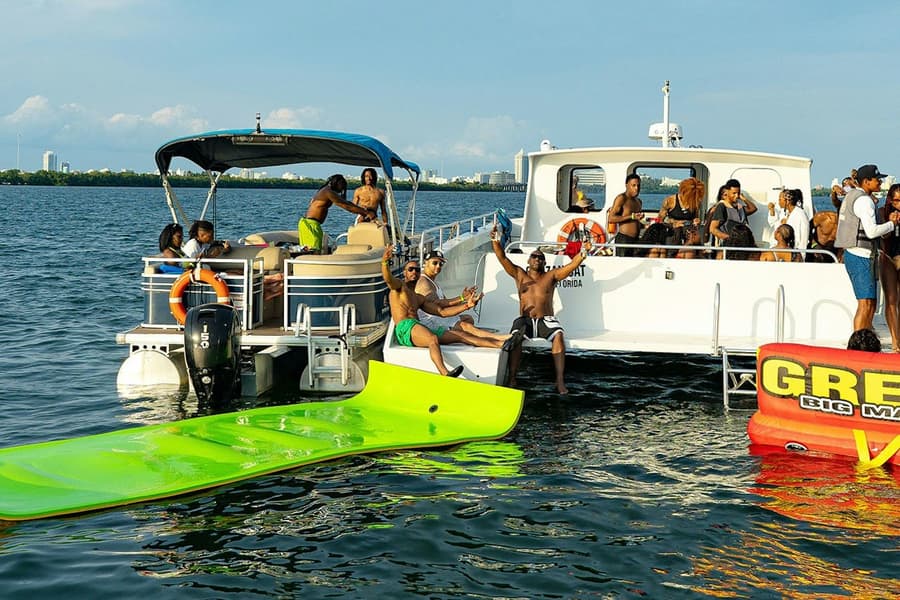 Miami: Boat Tour with Jet Skis, Tubing & Open Bar, at Miami Boat Tours