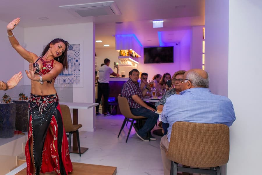 Portimão: Arabian Dance Show with Tapas and Wine, Portimao
